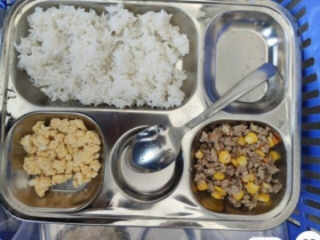 Cô giáo gửi ảnh cơm trưa ở trường của con, mẹ Việt nhìn mà đau lòng, chỉ muốn đón con về nhà ăn
