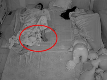 Cặp vợ chồng để con nằm giữa khi ngủ chung giường, hình ảnh camera giám sát gây giật mình