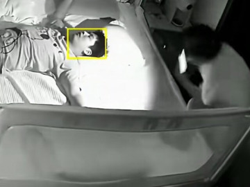 Mẹ chồng lén xem camera phòng ngủ con trai và con dâu, hành động tiếp theo của bà khiến người chồng sợ hãi