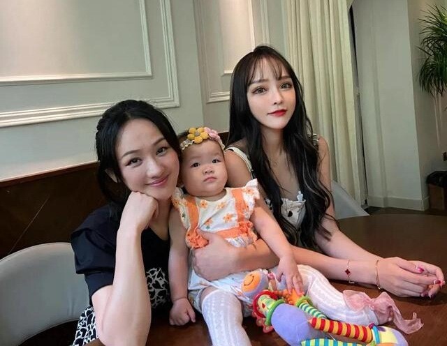 Xinh như gái 20, bà nội U50 chăm cháu thường xuyên bị nhầm là mẹ bỉm, con dâu tiết lộ điều ít người biết - 4