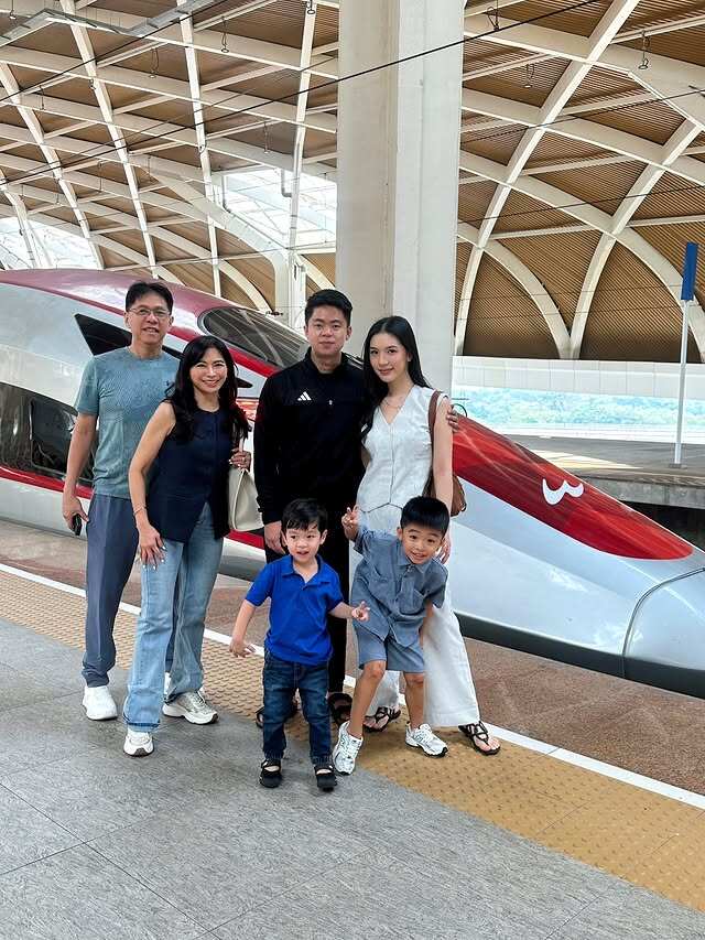 Mỗi khi đi ra ngoài, bà nội U60 nhận về sự chú ý bởi nét trẻ trung của mình.