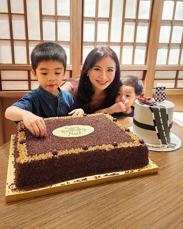 Mỗi lần đăng hình cùng cháu, bà Puspa Dewi phải chú thích đây là cháu chứ không phải con.