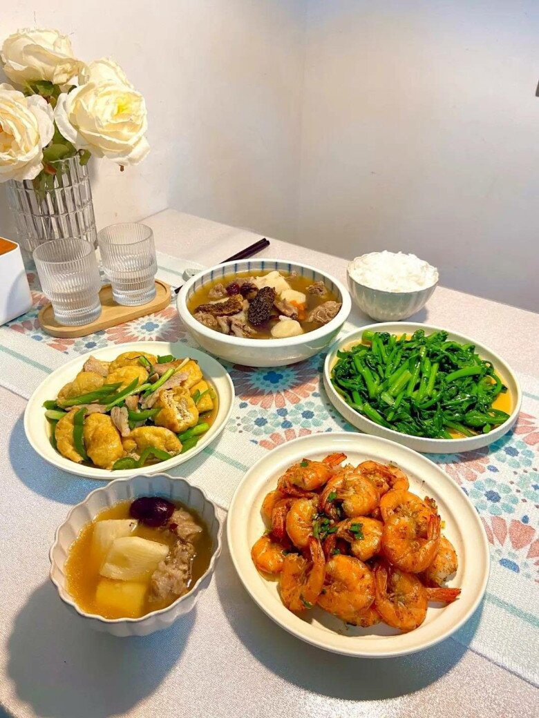 Ngoài ra, thay vì ăn cơm nhà, thỉnh thoảng cuối tuần lại ra ngoài ăn chơi hết 2,5 triệu là không hợp lý. Ảnh minh họa