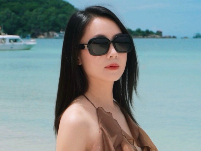 Không diện bikini đi biển, Hồng Diễm vẫn khiến fan trầm trồ