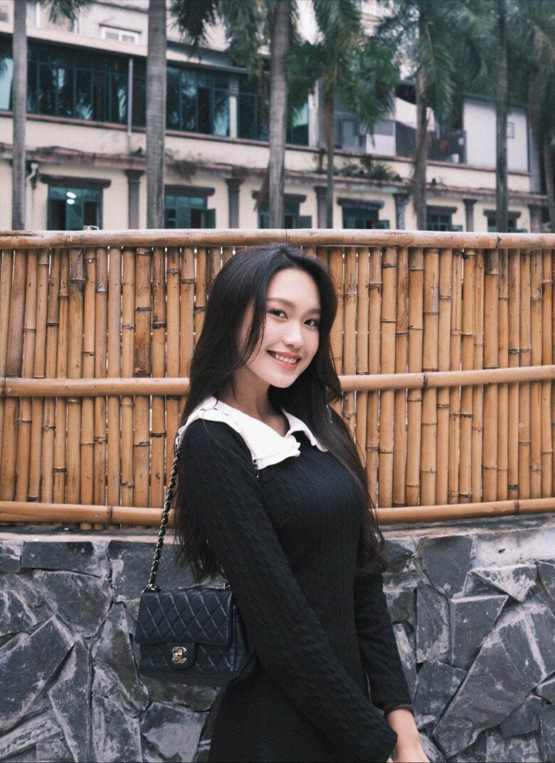 Một trong những chiếc túi đắt đỏ nhất trong BST của Hải My chính là chiếc flap bag của Chanel làm từ da cừu non. Dù nhỏ nhắn, nhưng đây là biểu tượng của sự tinh tế và quyền lực trong giới thời trang, có giá gần 200 triệu đồng.