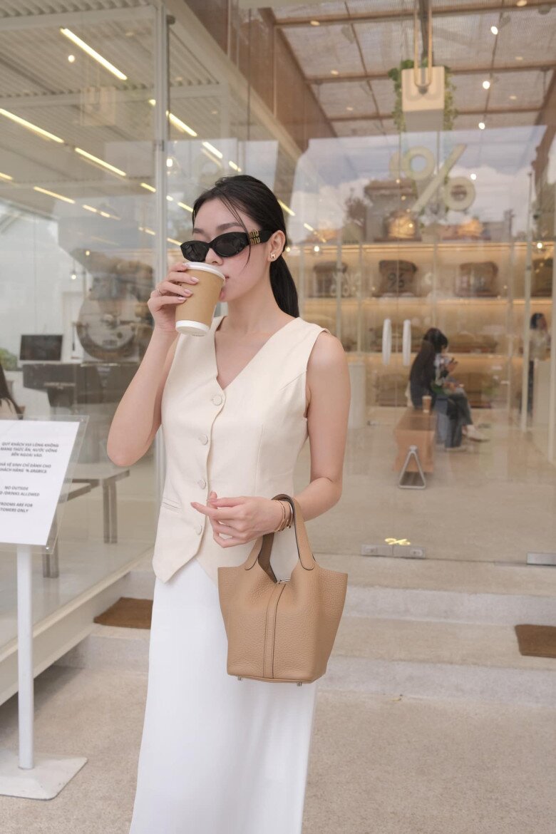Một thiết kế khác cũng thường xuyên xuất hiện trong các khung hình đời thường của Á hậu chính là Hermès Picotin Lock 18. Với dáng túi như một chiếc xô nhỏ, tưởng chừng đơn giản nhưng mức giá lại không “nhẹ nhàng” chút nào – khoảng 120 – 140 triệu đồng, chưa kể nếu là phiên bản da đặc biệt hoặc hiếm.