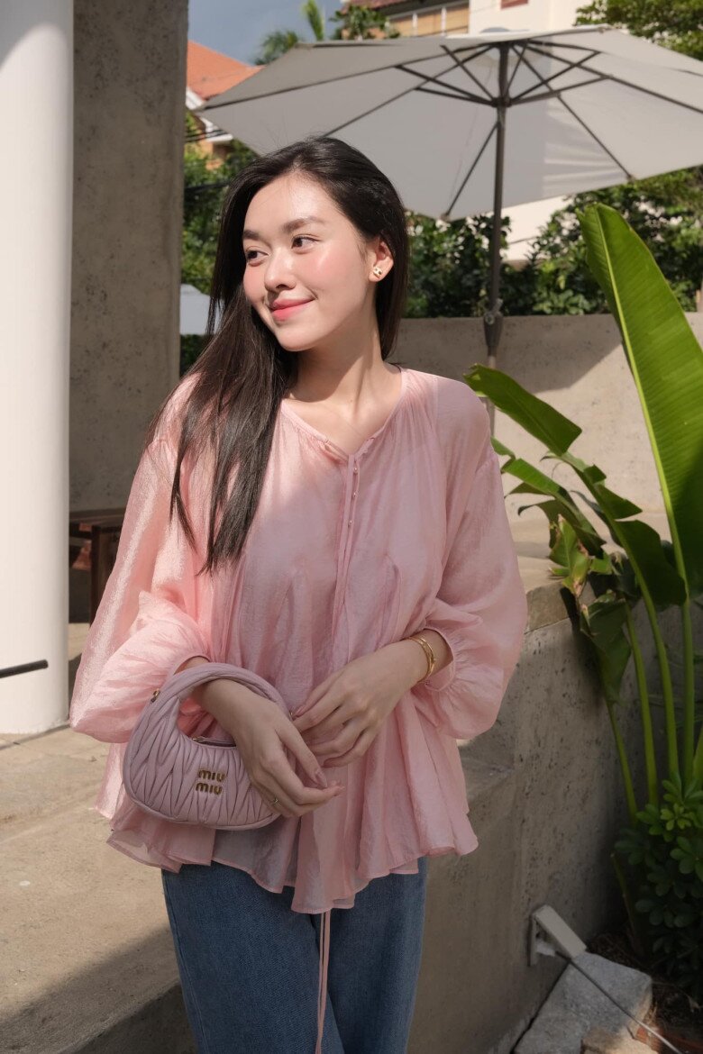 Không chỉ gắn bó với tông trung tính, Tường San cũng không ngại thử sức với màu sắc nổi bật. Chiếc Miu Miu Wander Matelassé màu hồng pastel này là minh chứng – vừa ngọt ngào, vừa trẻ trung. Giá trị của mẫu túi này rơi vào khoảng 45 – 55 triệu đồng, phù hợp với tinh thần soft girl sang xịn mà cô nàng theo đuổi.