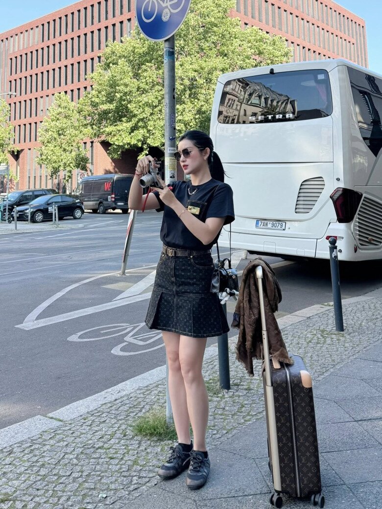 Người đẹp sở hữu vóc dáng cao, hình thể gọn gàng cân đối cùng style dát đồ hiệu gây choáng.