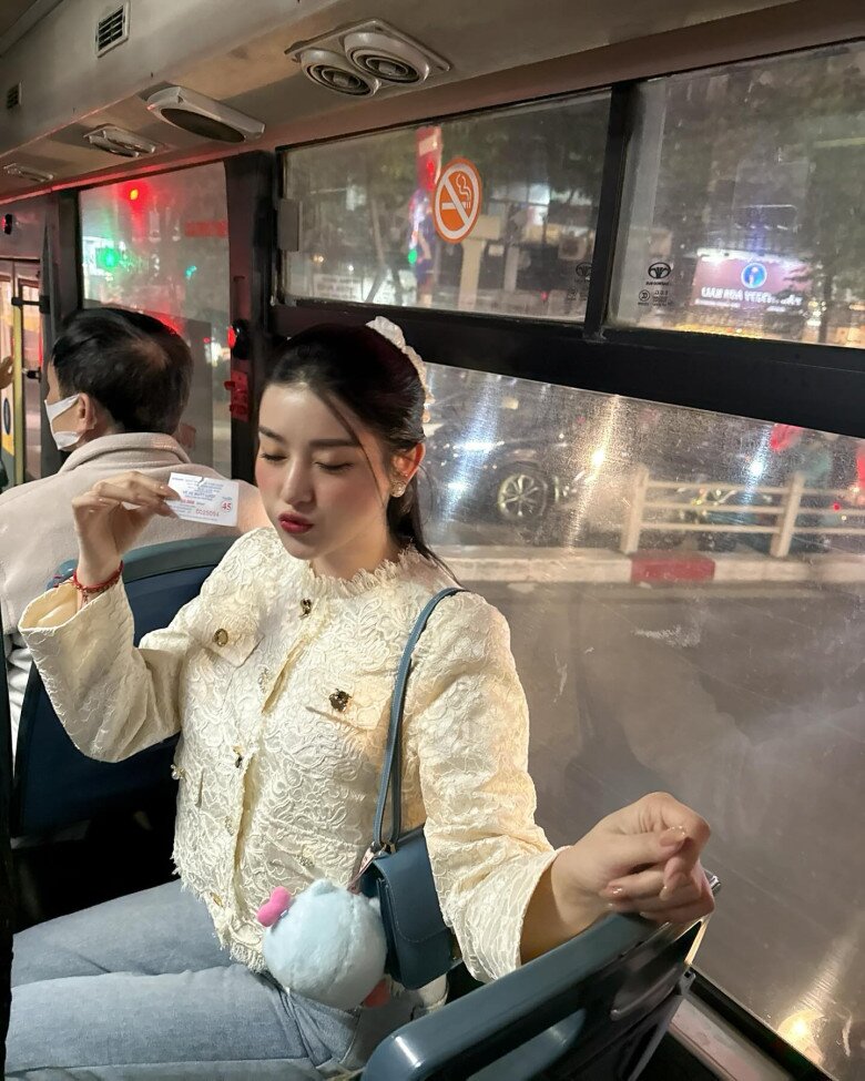 Người đẹp hiện độc thân, có cuộc sống sang chảnh.