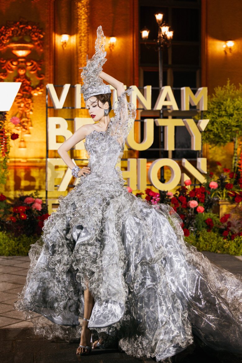 img src/upload/3-2025/images/nguyennh/bo-vay-20kg-khien-le-hoang-phuong-hoa-nu-hoang-khi-lam-vedette-ban-sao-cua-7vbffxii-5-foto-kiengcan-1756610984-83-width780height521.jpeg /