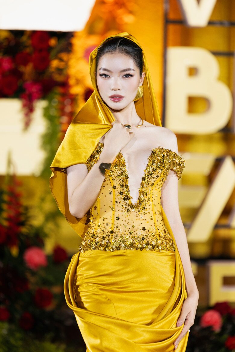 Á hậu Lâm Bích Tuyền nổi bật với thiết kế đính kết hạt cườm tỉ mỉ và chi tiết hoa cắt laser 3D, tôn đường cong.