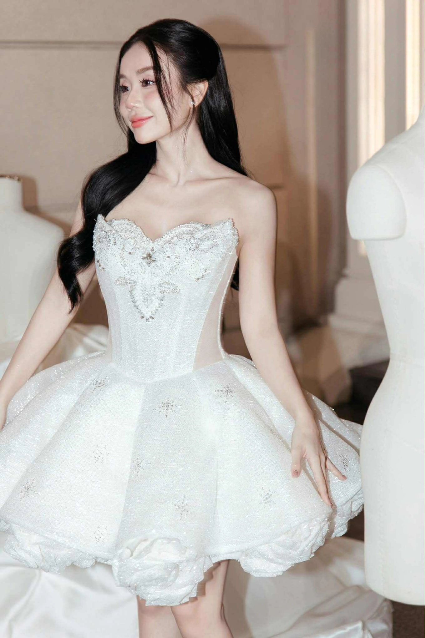 Chiếc váy cưới mang phong cách khá hiện đại.