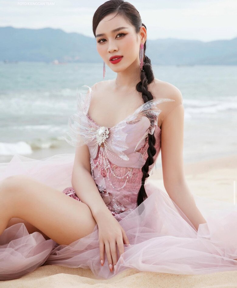 Những bộ cánh có tông màu nổi bật, chất liệu ánh kim hay đính đá cầu kỳ từng là đặc trưng của cô. Không chỉ dừng ở đó, Đỗ Hà còn thử sức ở vai trò vedette và first face tại nhiều sàn runway lớn, ghi điểm với thần thái sắc sảo và phong cách rực lửa.