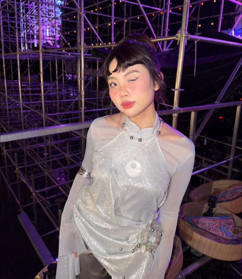 Phương Mỹ Chi từ cô bé dân ca chỉ quen mặc áo bà ba đã chịu khó thay đổi mình. Không chỉ trong âm nhạc, gu thời trang của nữ ca sĩ cũng luôn biến hoá một cách đa dạng, nhiều màu sắc.