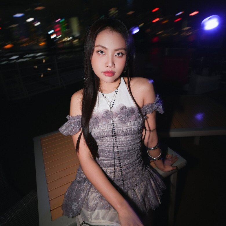 Ở một khung cảnh về đêm, Phương Mỹ Chi khoe vẻ đẹp trưởng thành với váy ôm body chất liệu ren phối voan, để hở vai và tôn đường cong khéo léo. Lối trang điểm sắc sảo cùng phụ kiện ánh bạc giúp cô nàng nổi bật và gợi cảm hơn bao giờ hết. Đây là sự thay đổi rõ nét so với hình ảnh quen thuộc của cô trong quá khứ.