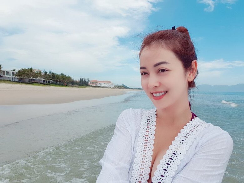 img src/upload/3-2025/images/nguyennh/gu-thoi-trang-di-bien-cua-hoa-hau-bon-con-jennifer-pham-luon-duoc-khen-tinh-te-chi-thong-qua-mot-chi-j9-1751510972-651-width780height1092.jpeg /