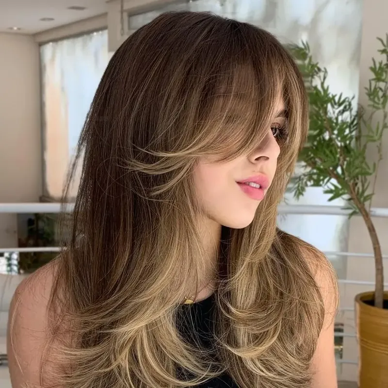 Cuối cùng dùng tay đánh rối nhẹ phần tóc đỉnh đầu để tăng độ phồng tự nhiên. Ai tóc quá mềm có thể xịt một chút dry shampoo hoặc volumizing spray ở chân tóc.