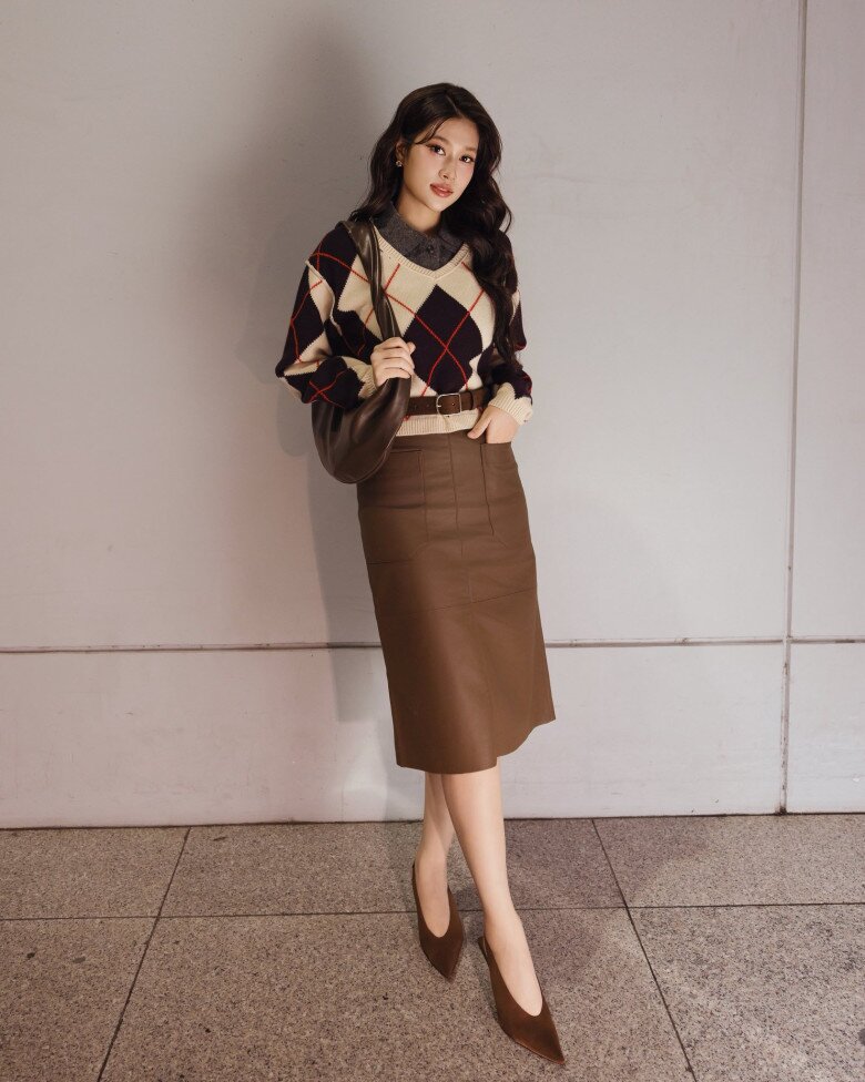 Trang phục màu nâu được Thiên Ân kết hợp hoàn hảo.