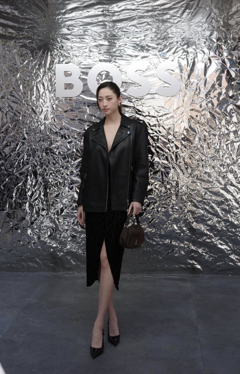 Ngay sau đó, Lương Thuỳ Linh tiếp tục là khách mời danh dự ở một show thời trang lớn khác.