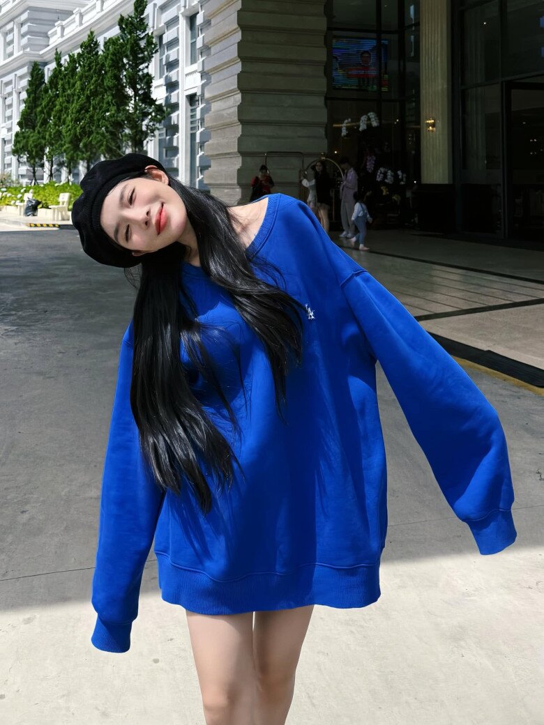 Sweater oversize xanh coban mix mũ nồi đen là điểm nhấn giúp LyLy vừa dễ thương, vừa năng động – đậm chất street style Hàn Quốc.