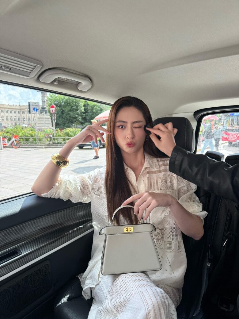 Outfit của Lương Thuỳ Linh khi dự dự kiện quốc tế.