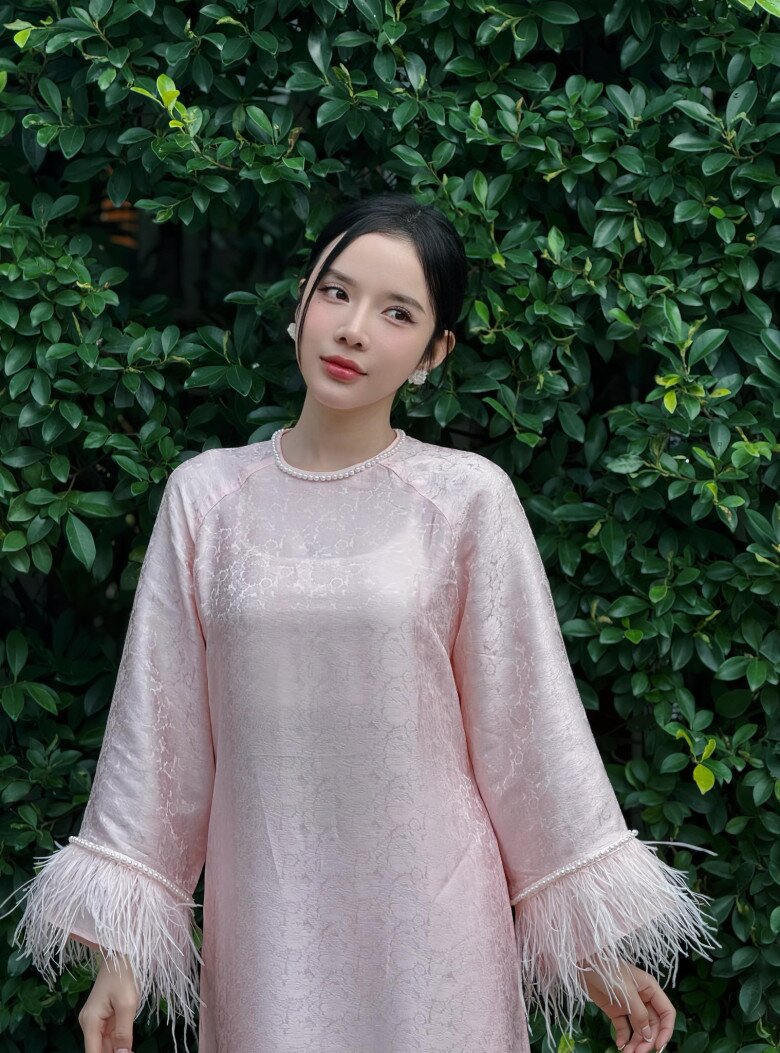 Khi diện áo dài truyền thống tông pastel, LyLy lại trở nên dịu dàng, đằm thắm – một hình ảnh rất khác nhưng vẫn cực hợp với cô nàng có visual ngọt ngào.