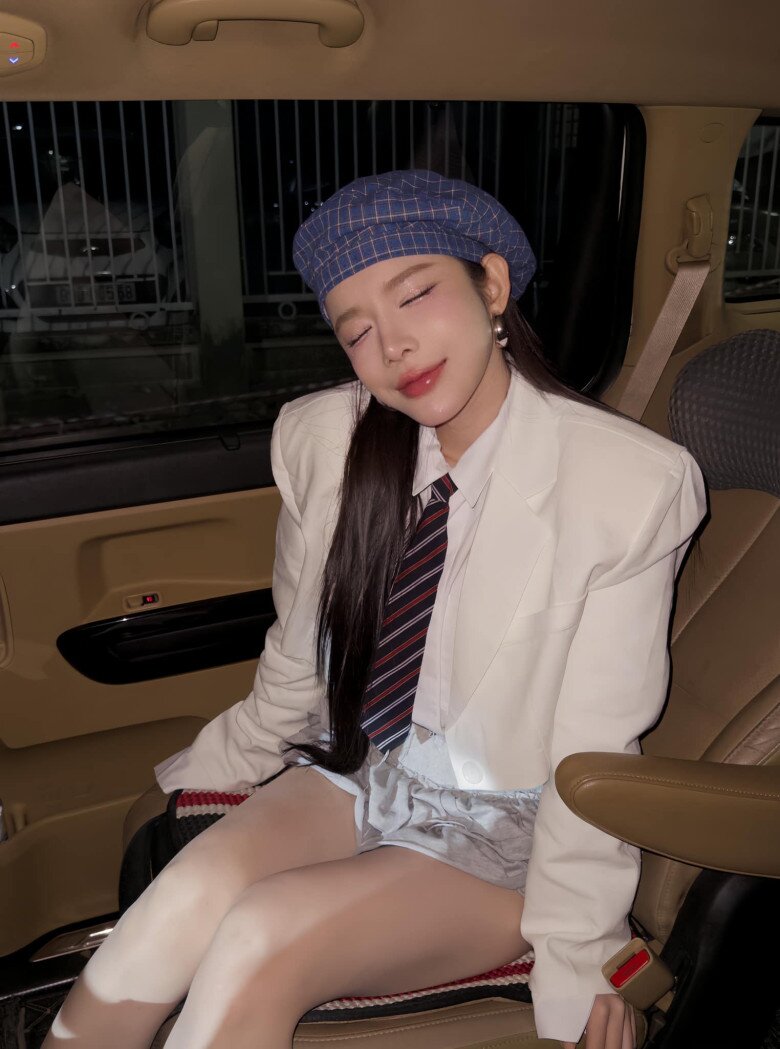 Outfit áo blazer phối sơ mi, cà vạt đi kèm mũ beret cho thấy sự biến hóa thú vị trong phong cách. Trẻ trung, lém lỉnh mà vẫn đủ thời thượng.