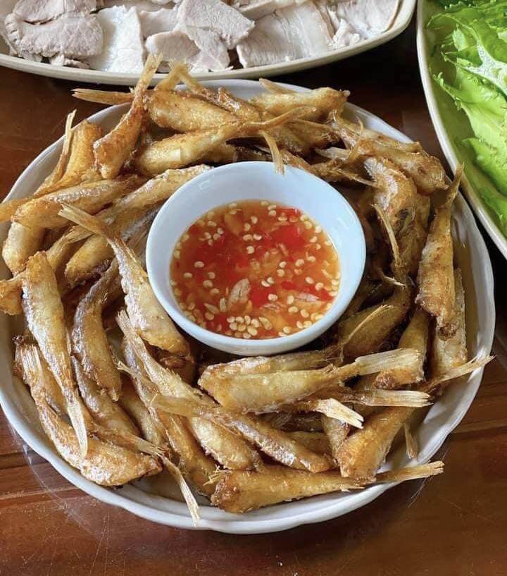 Nhiều người còn mua cá đùi gà về làm quà biếu tặng dù giá có thời điểm tăng gấp 10 so với trước.