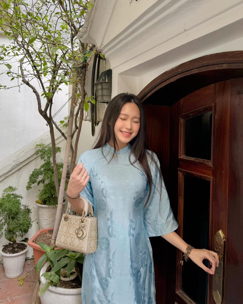 Không cần chạy theo xu hướng, Doãn Hải My thể hiện rõ gu thời trang ổn định khi chọn Lady Dior – mẫu túi kinh điển của Dior. Cô từng diện mẫu Lady Dior mini trong loạt ảnh Tết, kết hợp cùng áo dài đỏ truyền thống. Giá trị chiếc túi rơi vào khoảng 150 triệu đồng.