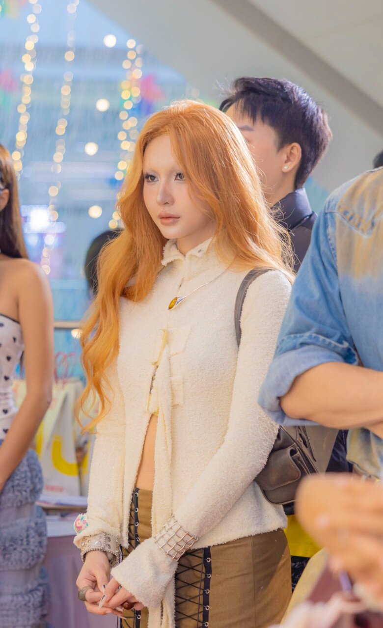 amp;#34;Mẹ một conamp;#34; Lâm Minh gây bão sự kiện với tóc cam sáng chói cùng outfit hở eo gợi cảm, dàn sao Việt đọ style chất lừ - 1