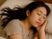 Đẹp - Thói quen vừa gội đầu xong đã leo lên giường để tóc ướt đi ngủ sẽ gây ra tác hại nghiêm trọng thế nào?