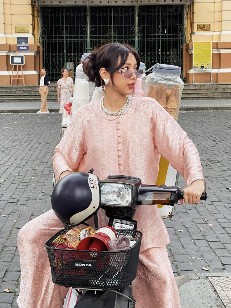 Gu thời trang của Min không chỉ đẹp ở vẻ ngoài mà còn thể hiện sự hiểu biết về tỷ lệ, chất liệu và bối cảnh. Cô nàng có thể hóa thân thành một cô gái hiện đại, một quý cô cổ điển hay một fashionista táo bạo - mà vẫn giữ được dấu ấn riêng trong từng lần xuất hiện. Đó chính là sức hút khiến Min luôn trẻ trung, thời thượng và không thể thay thế trong lòng người hâm mộ.