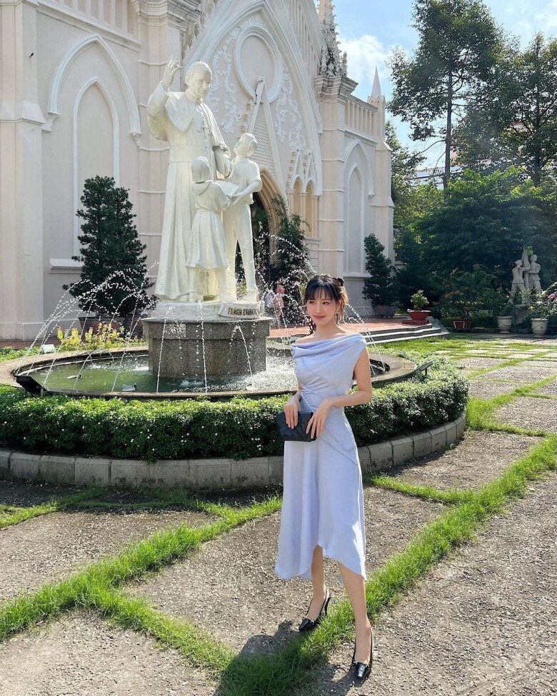 Trước không gian đậm chất châu Âu của một nhà thờ cổ, Min chọn chiếc váy lụa xanh bạc dáng dài, thiết kế cổ đổ nhẹ đầy thanh lịch. Với phom váy suông nhẹ, điểm nhấn ở phần eo giúp tạo tỷ lệ cơ thể cân đối hơn. Cô nàng phối cùng giày cao gót mũi vuông và clutch đen cổ điển – chuẩn hình ảnh quý cô Paris thập niên 90. Style này cho thấy một khía cạnh trưởng thành và nền nã hơn trong gu thời trang của Min.