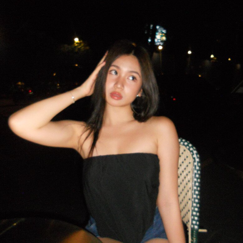 Phong cách Vy Uyên theo đuổi là trẻ trung, gợi cảm với những mẫu áo ôm sát.