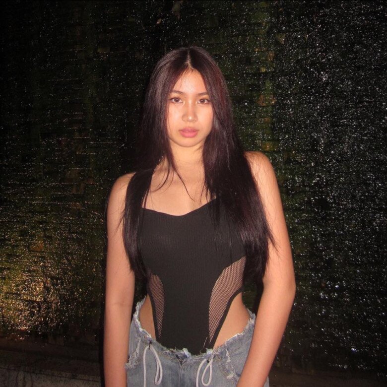 Cô nàng sở hữu vóc dáng thon thả với những đường cong gợi cảm của tuổi đôi mươi.