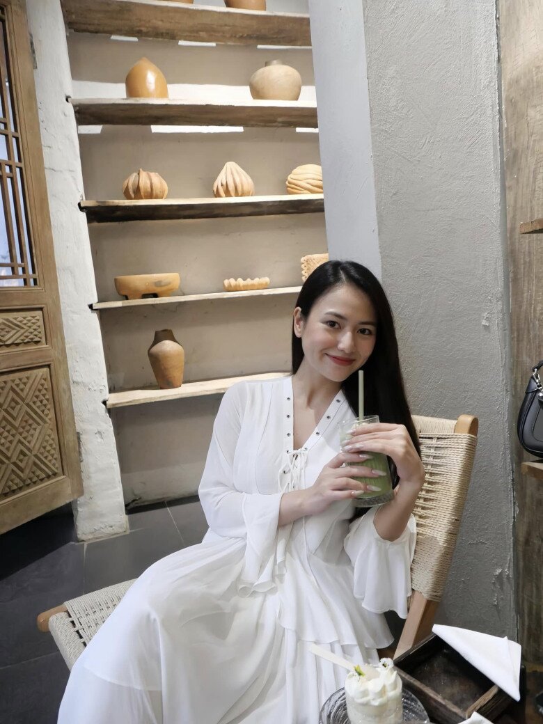 Trái ngược với những vai diễn nhiều khi sắc sảo, cá tính trên màn ảnh, ngoài đời Việt Hoa lại gắn liền với hình ảnh dịu dàng, nữ tính. Đi cà phê, dạo phố hay đi du lịch, cô thường chọn váy maxi trắng, váy hai dây bay bổng, cardigan len nhẹ nhàng. Gam màu trung tính, sáng nhã nhặn, hiếm khi xuất hiện họa tiết quá nổi bật. Chính sự tối giản này làm bật lên phong thái nền nã, đúng chuẩn gu “quý cô Hà Thành”.