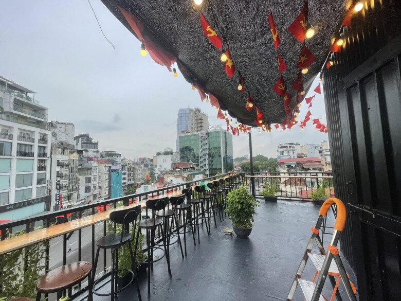 Hiện tại, quán đã full khách đặt chỗ xem diễu binh, duyệt binh. Thậm chí nhiều tài khoản giả mạo quán để lừa đảo việc đặt chỗ khiến fanpage quán phải đăng thông báo.