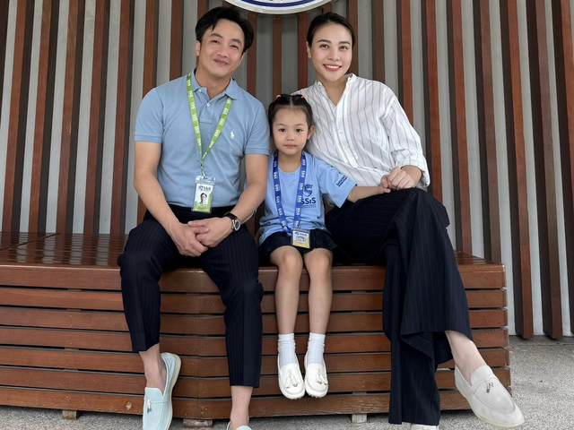 Cường Đô la và Đàm Thu Trang cùng con gái Suchin trong ngày đầu nhập học.