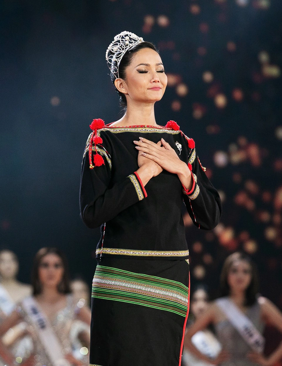 Trong đêm chung kết Miss Universe Vietnam 2019, H’Hen Niê không chọn váy áo lộng lẫy mà mặc trang phục truyền thống Ê-đê và đi chân trần bước những bước cuối cùng của nhiệm kỳ. Không phát biểu dài dòng, cô hát vang bài Cảm Ơn như lời tri ân đến hành trình đã qua.