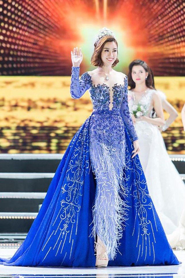 Chiếc váy xanh ngọc mềm mại mà Đỗ Mỹ Linh chọn cho đêm final walk năm 2018 tuy không quá cầu kỳ nhưng lại mang vẻ đẹp thanh khiết, nền nã. Thiết kế trễ vai nhẹ nhàng cùng chất liệu voan bay bổng giúp tôn lên vẻ dịu dàng, nữ tính của nàng hậu.