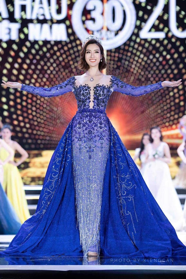 Đôi mắt rưng rưng và nụ cười xúc động khi trao vương miện cho Trần Tiểu Vy đã khiến không ít khán giả nghẹn ngào – một kết thúc nhẹ nhàng nhưng sâu lắng.