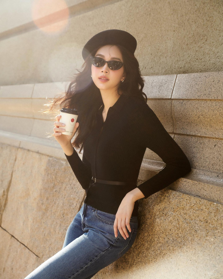 Từ chân váy hay quần jean đều được nàng hậu áp dụng khéo léo.
