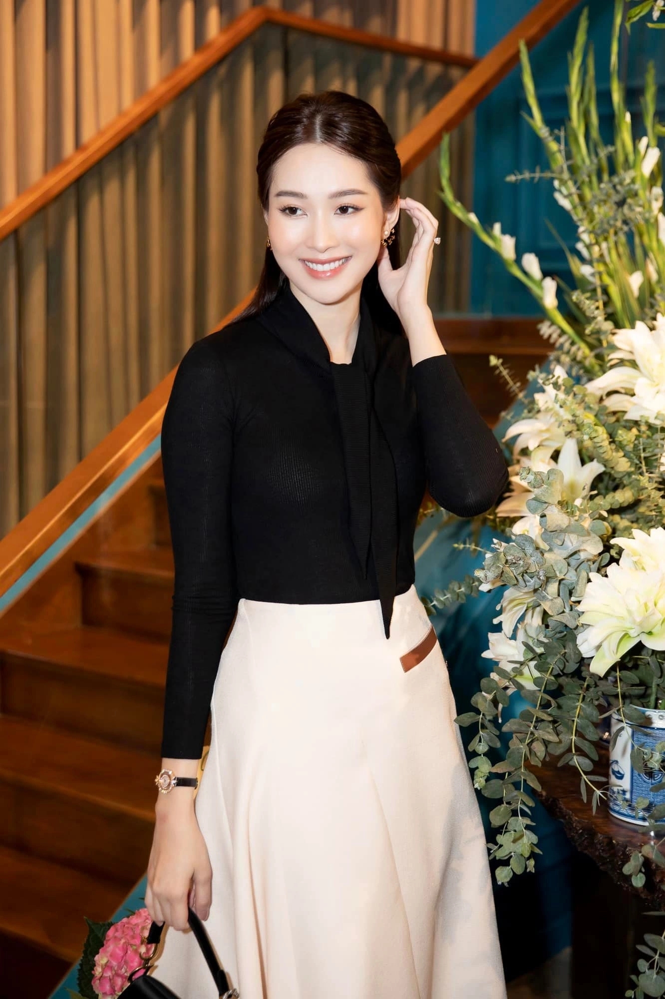 img src/upload/3-2025/images/nguyennh/than-tien-ty-ty-dang-thu-thao-dien-do-cong-so-gian-di-ma-sang-ton-khi-chat-dung-chuan-hoa-hau-quoc-d-t6-1751435815-239-width1000height1500.webp /