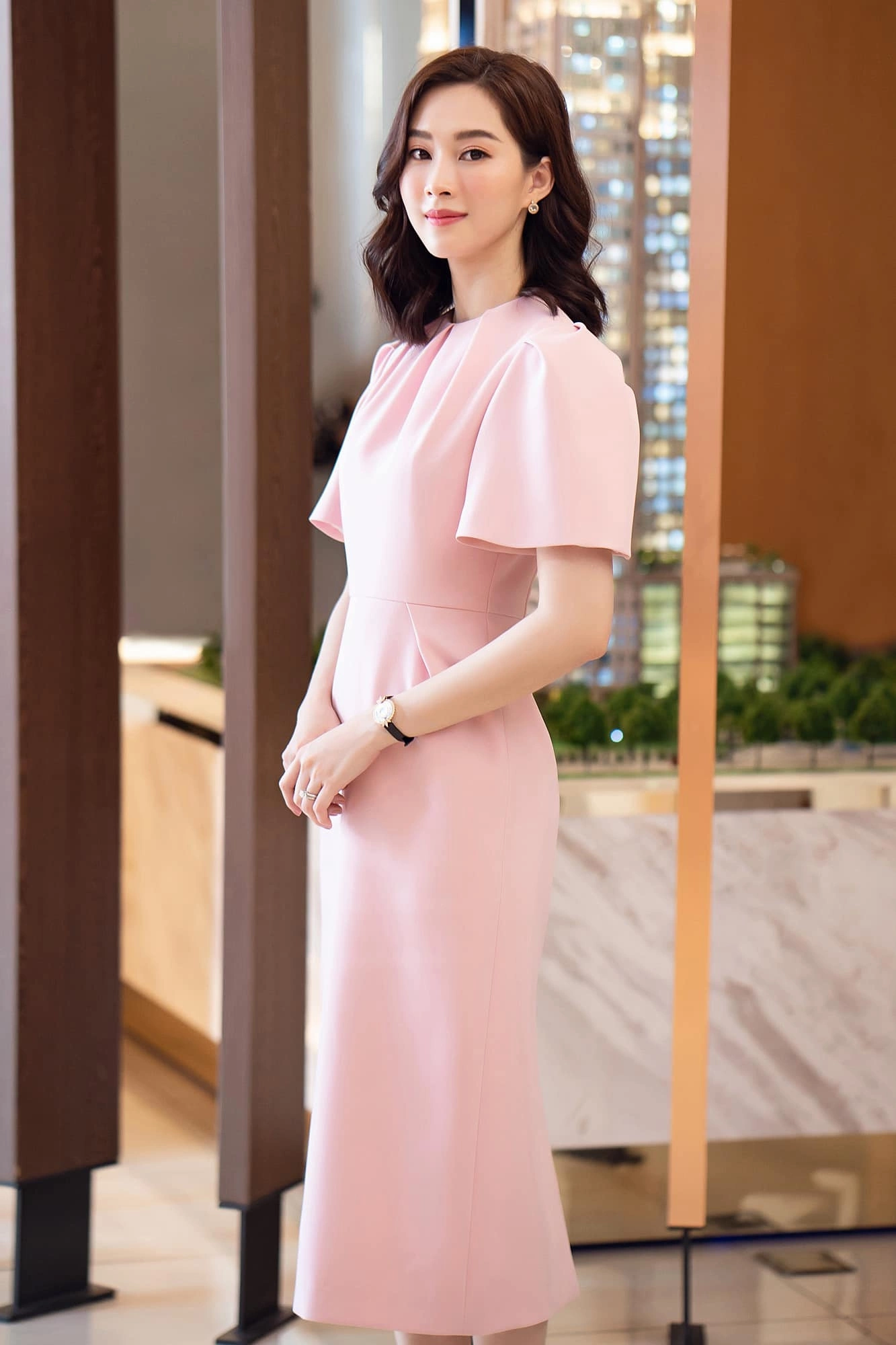 Không hoạt động showbiz với tần xuất liên tục, những bộ váy giản đơn thế này là lựa chọn hàng đầu của Đặng Thu Thảo.