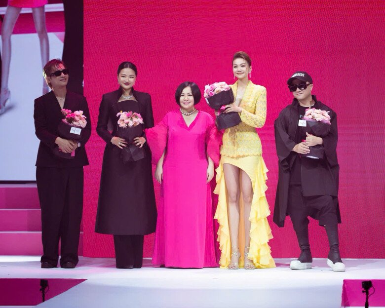 Dàn BGK của chương trình cùng bà Trang Lê, người đưa Vietnams Next Top Model về Việt Nam.