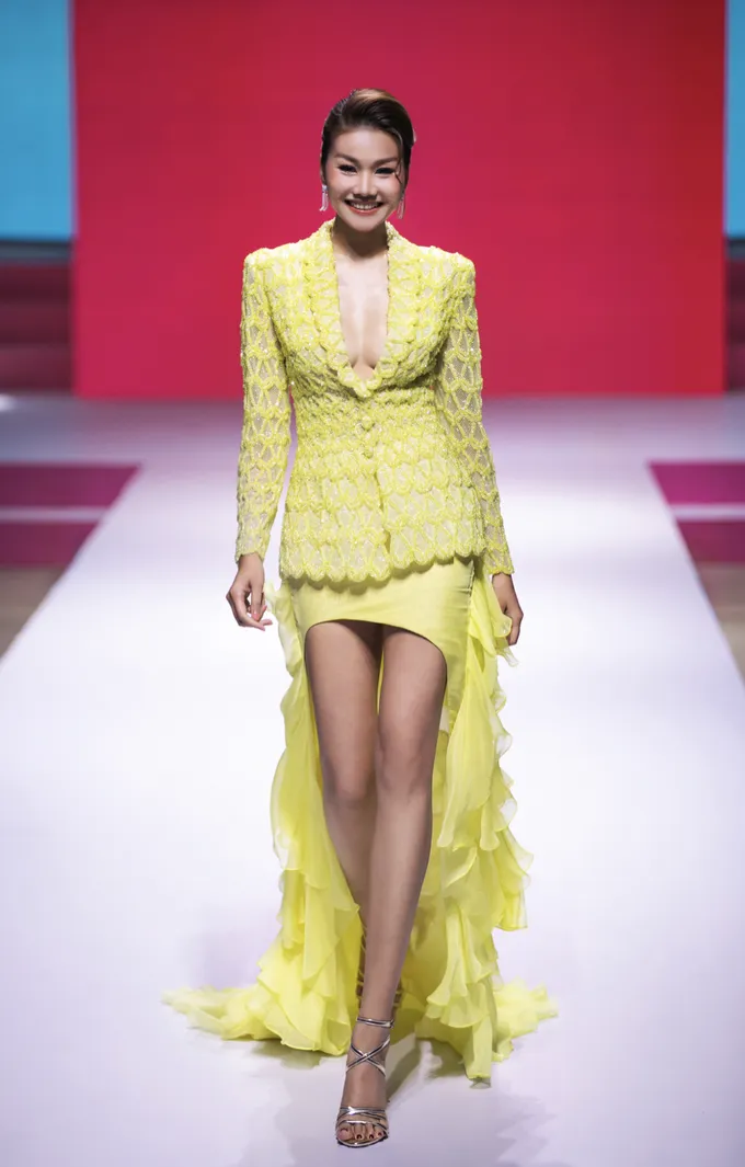 Vietnamamp;#39;s Next Top Model trở lại sau 8 năm: Thanh Hằng khoe vòng 1 triệt để tại họp báo, amp;#34;Nàng Mơamp;#34; xuất hiện trong Top 15 - 2