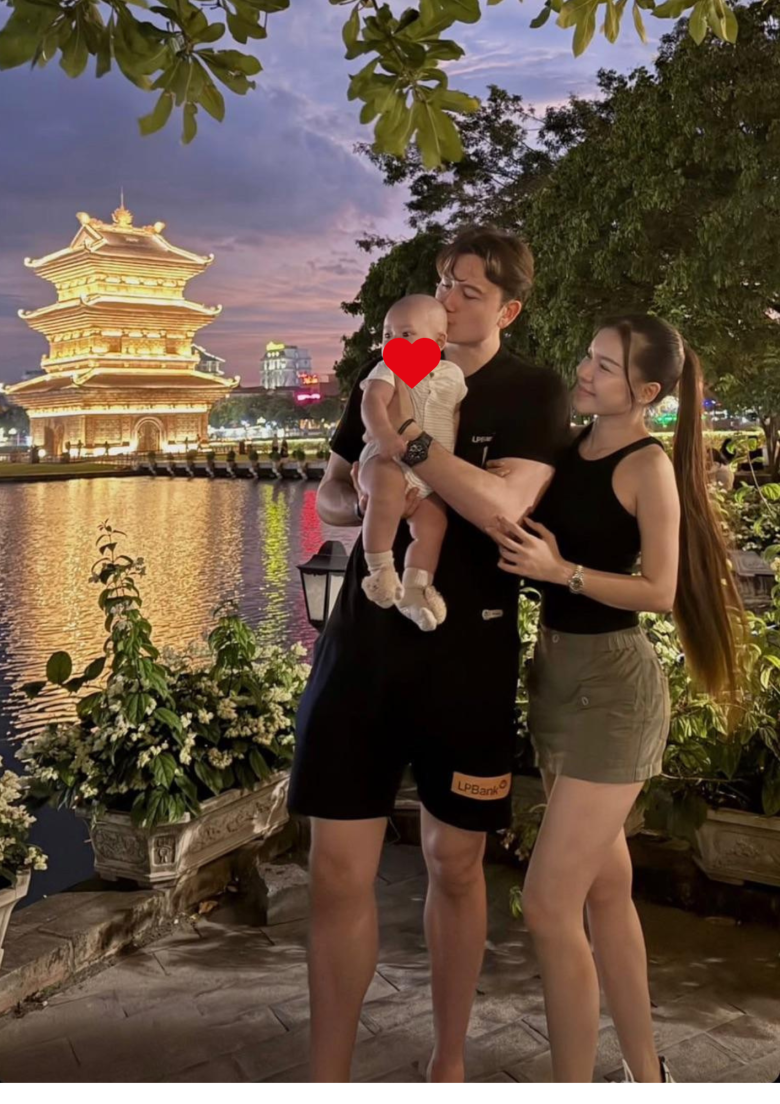 Gia đình hạnh phúc của thủ môn Đặng Văn Lâm.