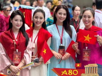 Ngắm dàn mỹ nhân VTV mặc áo dài rực rỡ, dậy từ 5 giờ sáng vẫn xinh như hoa tham dự buổi hợp luyện mừng Quốc khánh