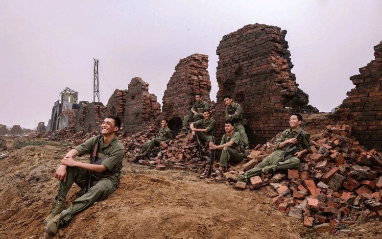 Cảnh trong phim Mưa đỏ.