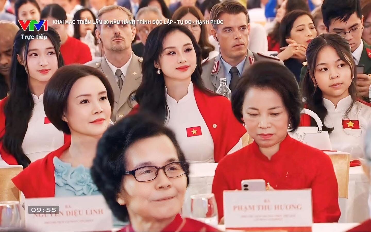 Màn đọ sắc của Á hậu Phương Nhi và chị dâu - Bùi Lan Anh trở thành đề tài bàn tán sôi nổi trên các diễn đàn mạng xã hội.